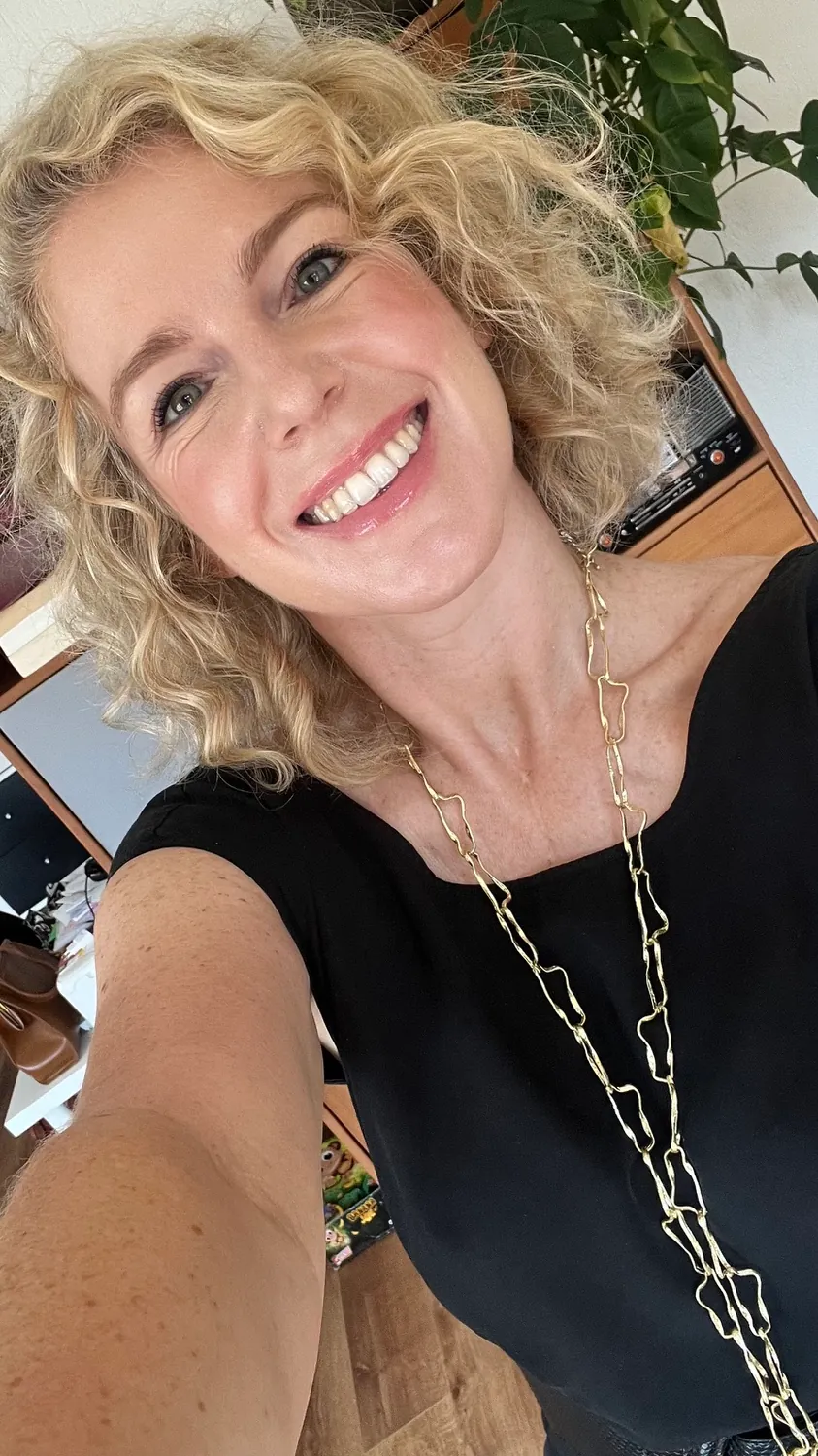 Selfie van Jill in een zwarte top met een lange gouden ketting